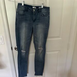 Kensie 6/28 blue skinny mid rise jeans with ripped knees
